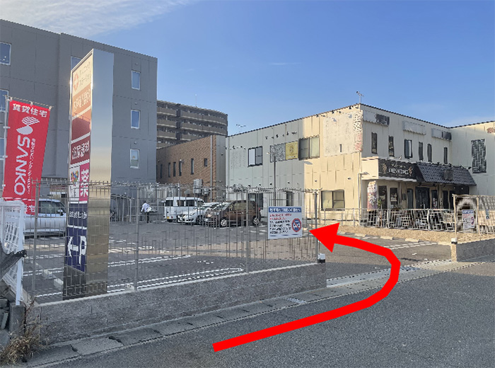 クリニック駐車場へ左へ曲がる